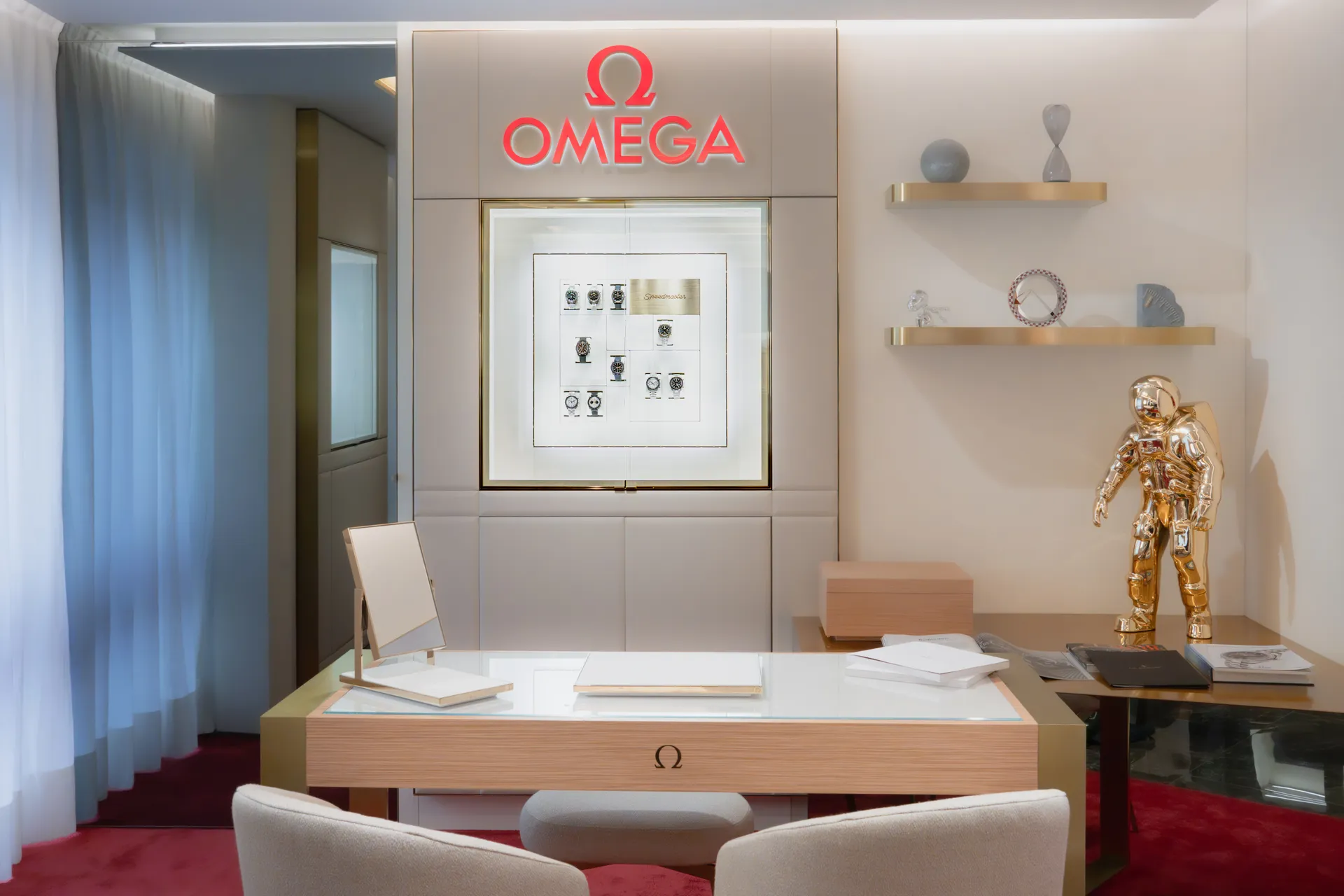 Salotto Omega nella boutique De Pascalis Gioielli di Lecco