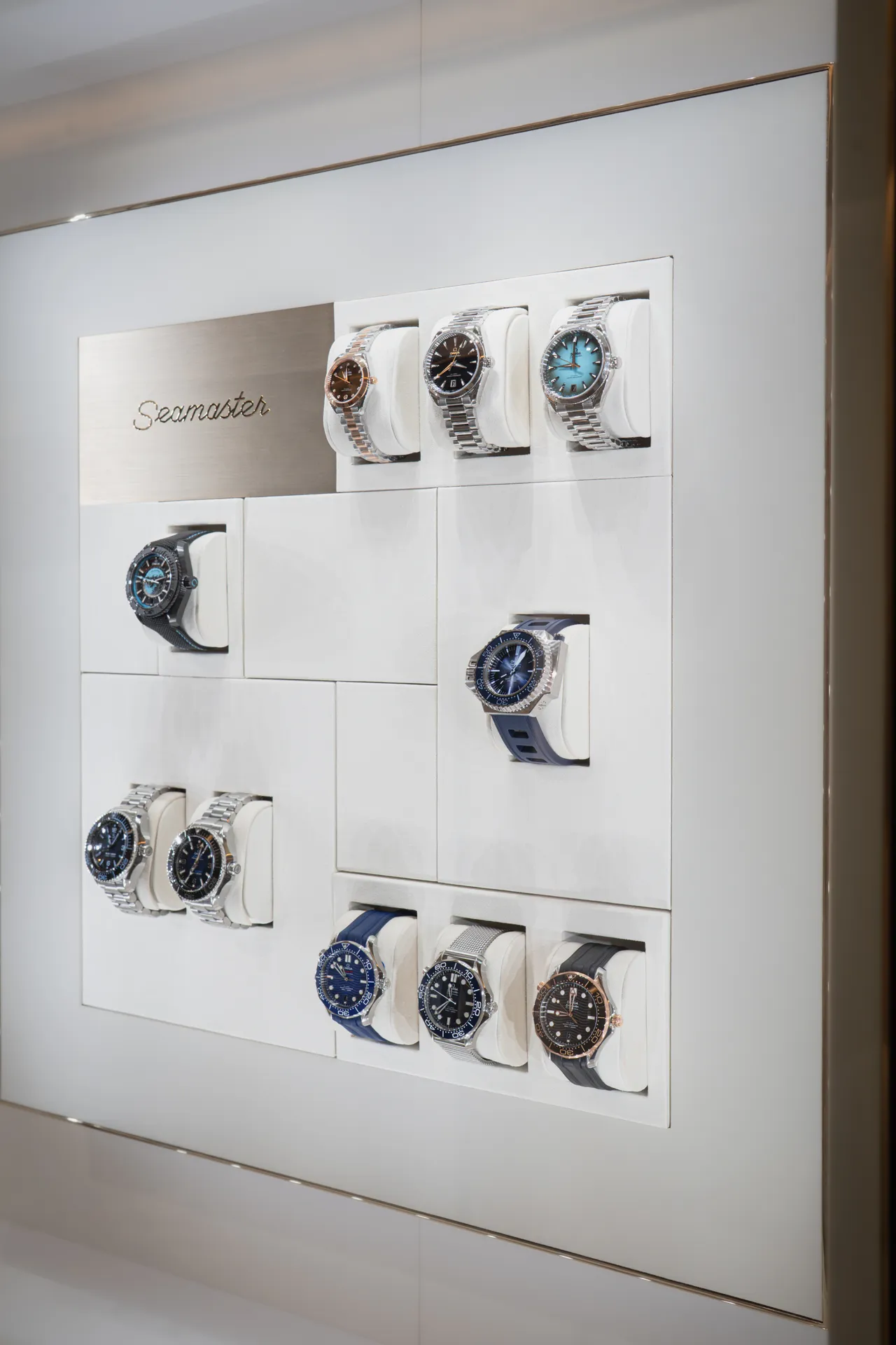 Parete Seamaster nello spazio Omega a Lecco